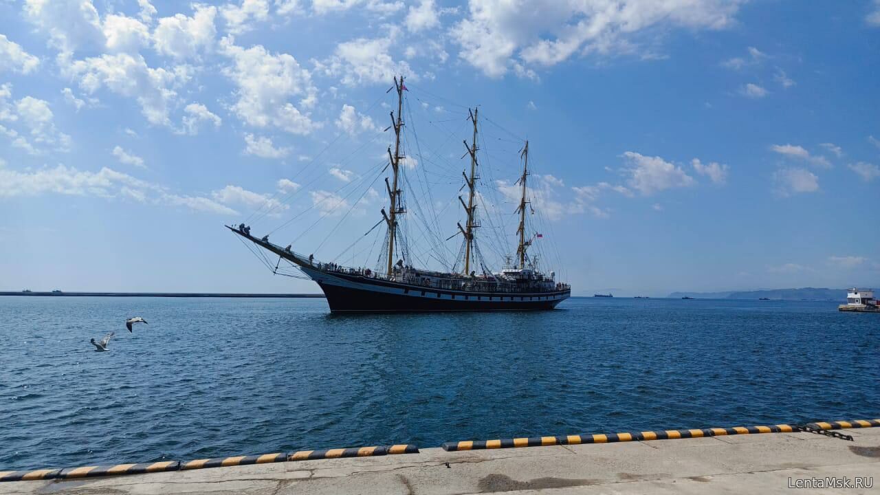 Парусник «Паллада» с курсантами прибыл в КНДР на юбилей освобождения Кореи