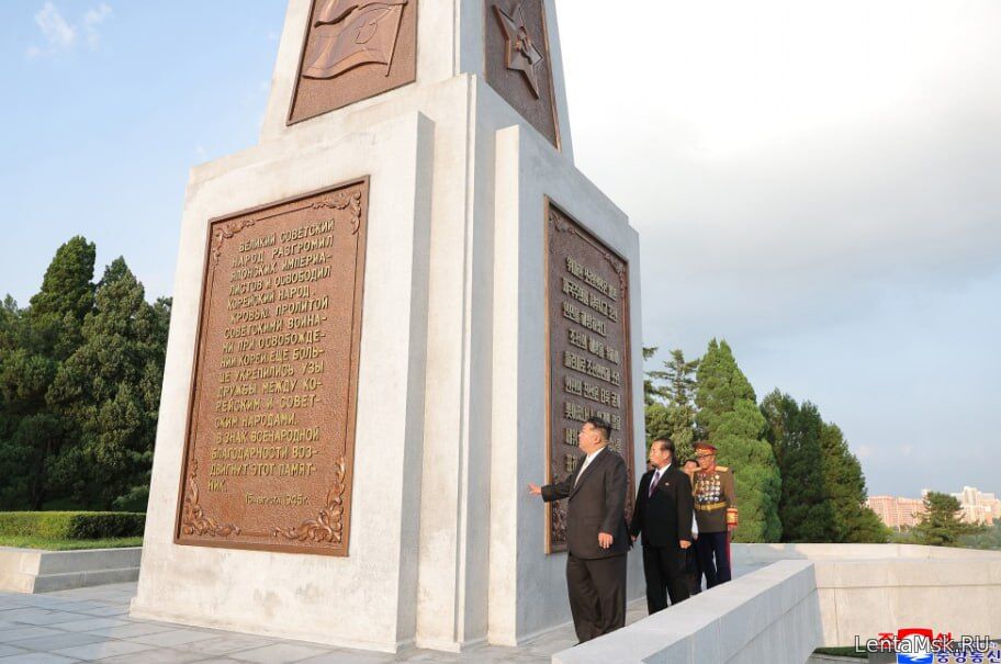 Ким Чен Ын возложил венок к Монументу освобождения в Пхеньяне в честь советских воинов