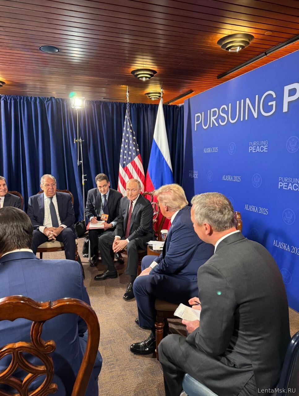 Путин и Трамп встретились в Анкоридже как старые друзья, которые давно не виделись, пишет La Repubblica