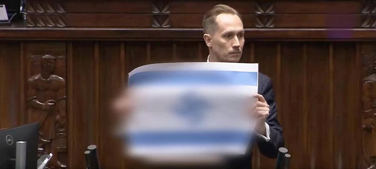 В польском парламенте депутат назвал Израиль «новым Третьим рейхом» и показал флаг со свастикой