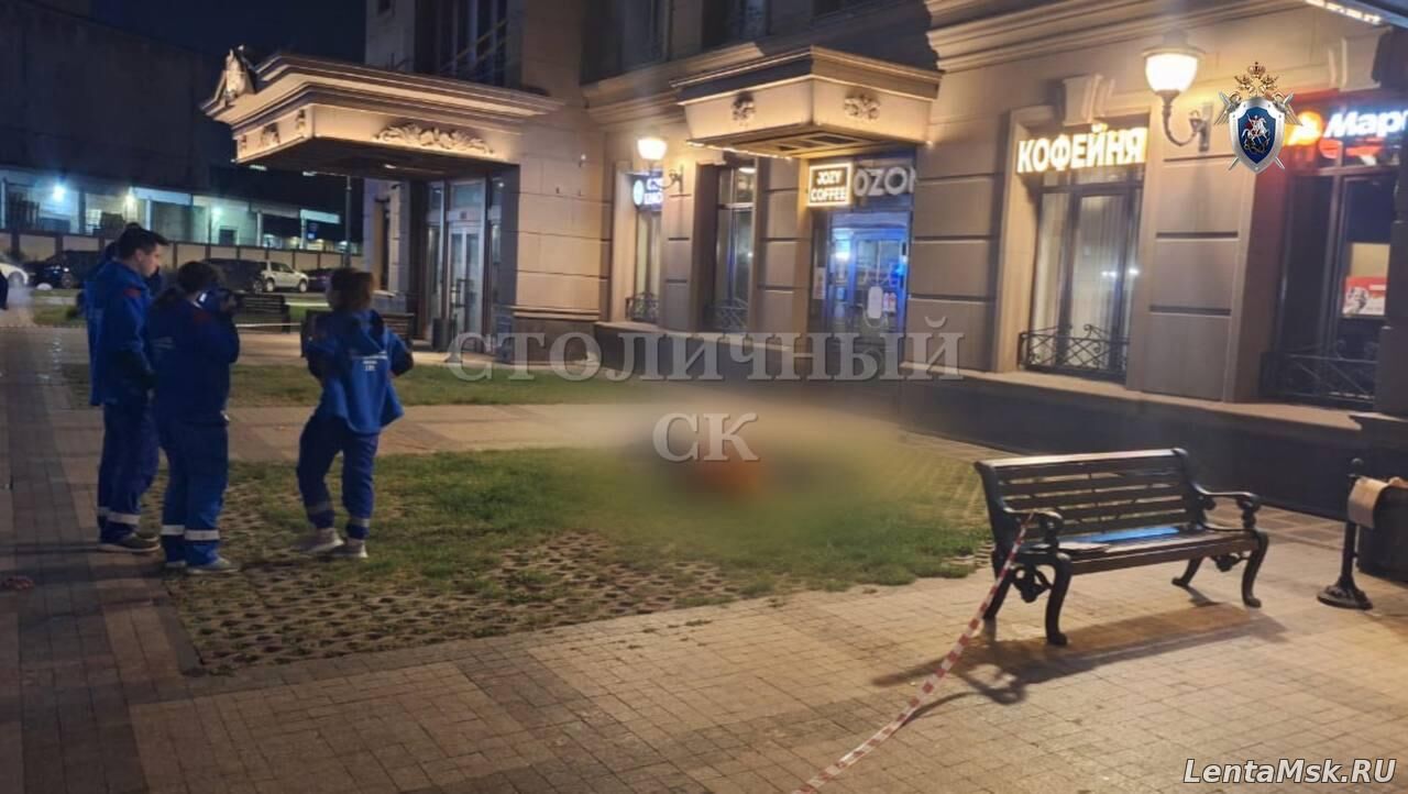 Врач скорой помощи погиб, выпав с 18-го этажа после вызова к ребенку в Москве