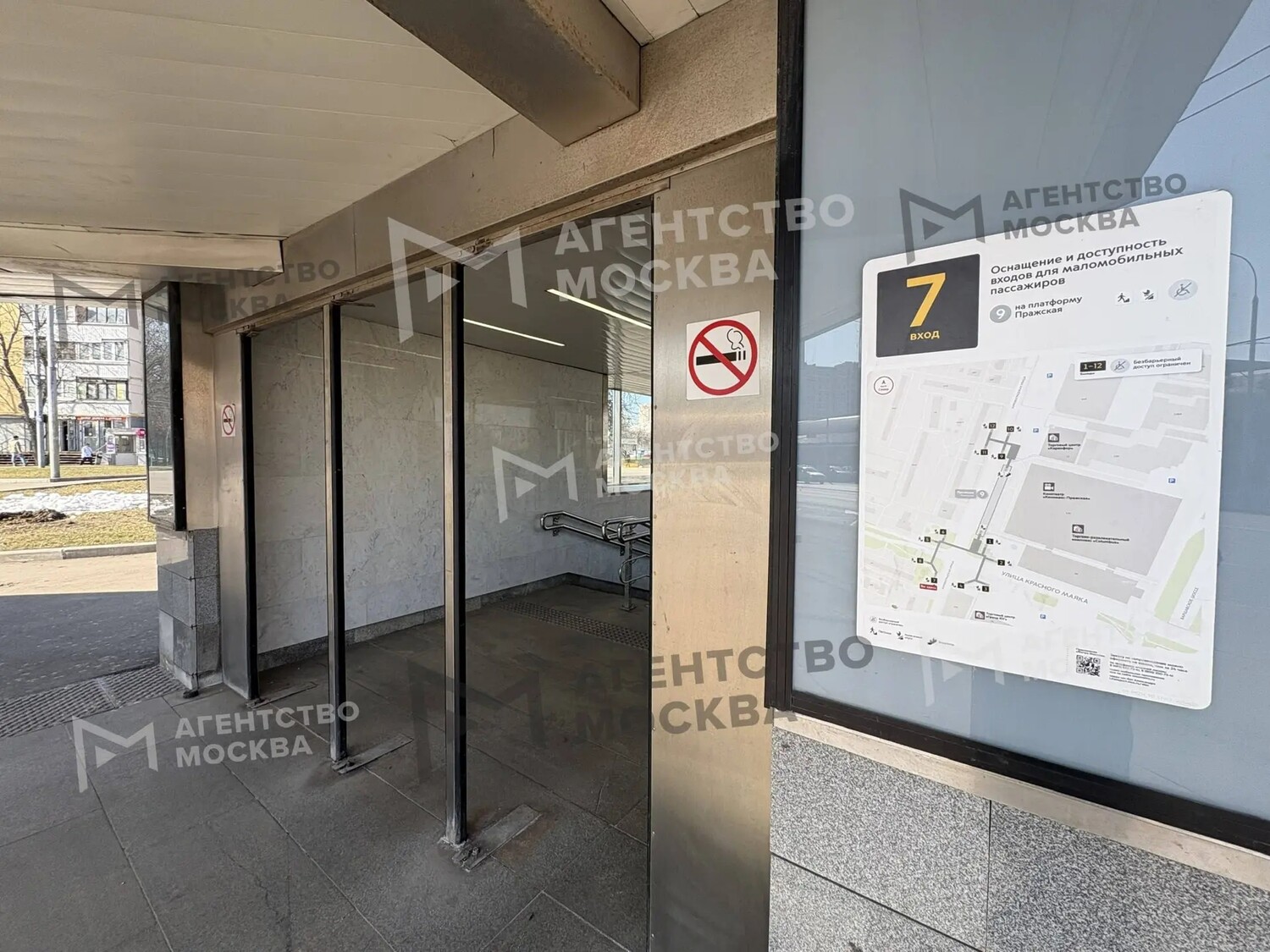 В московском метро начали снимать двери в вестибюлях из-за потепления